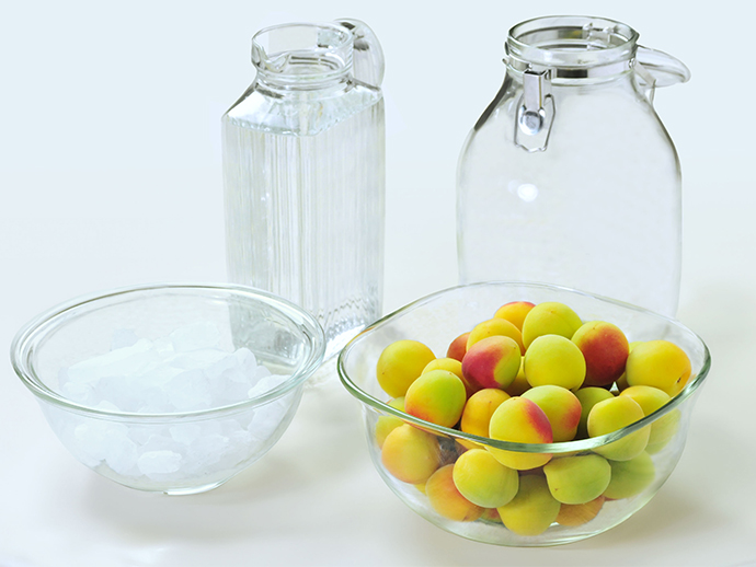 「<p>青梅：1kg<br />
ホワイトリカー：1.8L<br />
氷砂糖：1kg(辛口の場合、400～800g)<br />
4Lの保存瓶（35度以上のホワイトリカーなどで消毒してよく乾燥させたたもの）<br />
へたとり用の竹串を用意します。</p>
」の補足画像